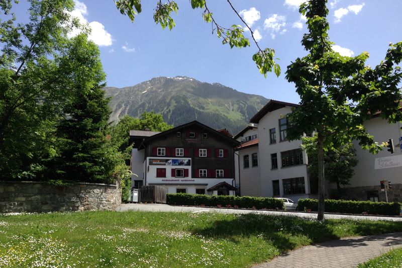 adventure_hostel_klosters_aussenansicht_sommer.jpg