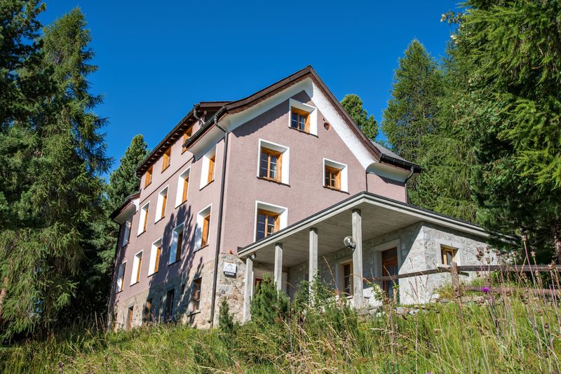 hostel_by_randolins_st._moritz_aussenansicht_sommer.jpg